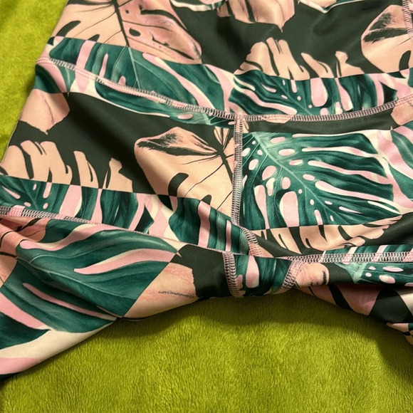 Nike Dri-Fit Women's Printed Botanical Fast Crop Running Legging Sz Small - Picture 8 of 9